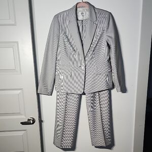 Le Suit Elegant Gray Blazer and Pants Set
